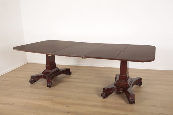 A WILLIAM IV MAHOGANY DINING TABLE