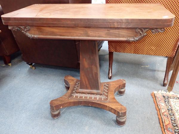 A WILLIAM IV MAHOGANY TEA TABLE