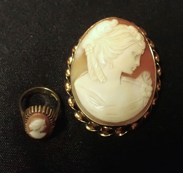 A 9ct GOLD SHELL CAMEO BROOCH