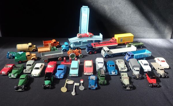 DINKY TOYS: A GOOD COLLECTION OF UNBOXED DIECAST VEHICLES