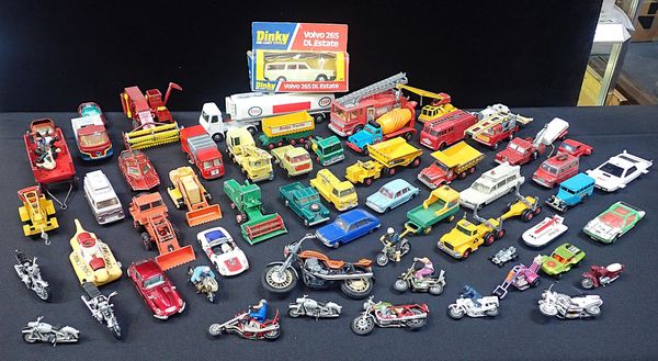 A COLLECTION OF LOOSE DIECAST VEHICLES