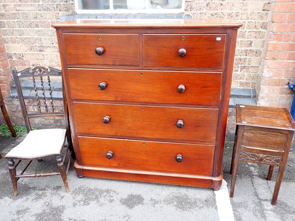 A VICTORIAN MAHOGANY CHEST OF DRAWERS