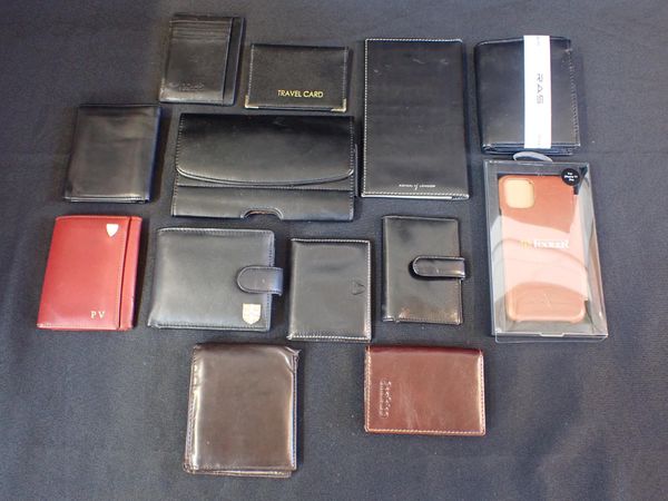 A QUANTITY OF LEATHER WALLETS