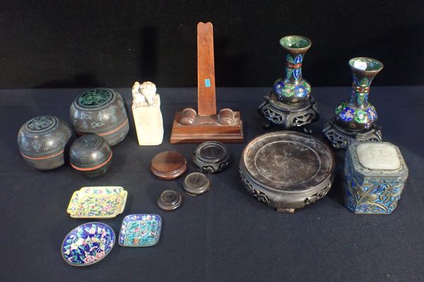 A COLLECTION OF ASIAN ITEMS
