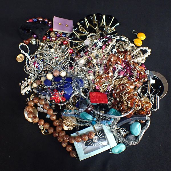 A QUANTITY OF COSTUME JEWELLERY