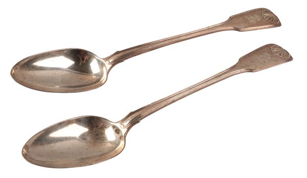 A PAIR OF GEORGE IV SILVER FIDDLE AND SHELL SERVING SPOONS