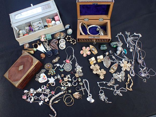 A QUANTITY OF COSTUME JEWELLERY