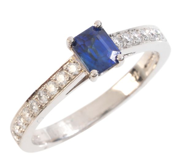 A SAPPHIRE AND DIAMOND RING