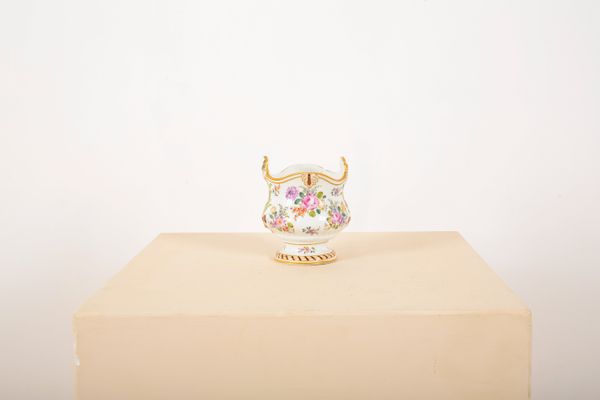 A MID-19TH CENTURY MEISSEN ROCOCO STYLE CACHE POT