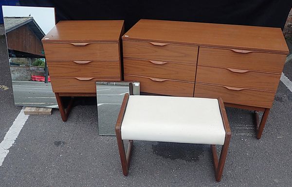 A MID-CENTURY TEAK VENEERED DRESSING CHEST