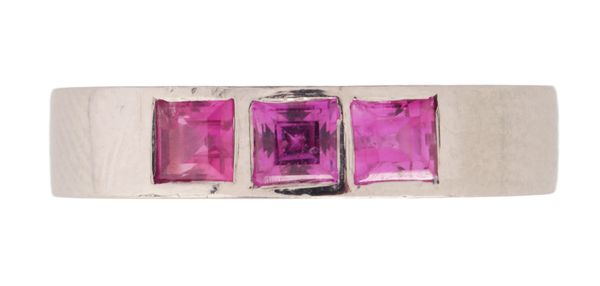 A PINK SAPPHIRE RING