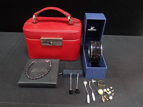 A COLLECTION OF COSTUME JEWELLERY