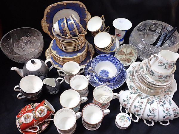A QUANTITY OF MIXED CERAMICS AND GLASS