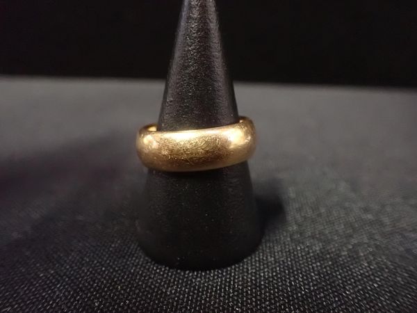 A 22CT GOLD WEDDING BAND