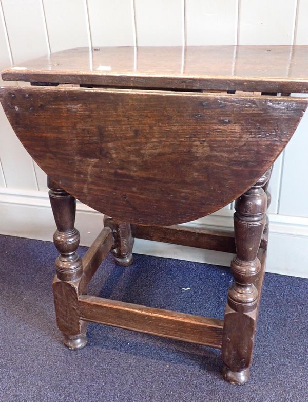 A SMALL 17th CENTURY AND LATER OVAL DROPLEAF TABLE
