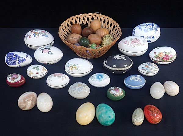 A COLLECTION OF CERAMIC EGG TRINKET BOXES