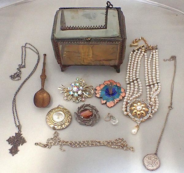 COLLECTION OF COSTUME JEWELLERY