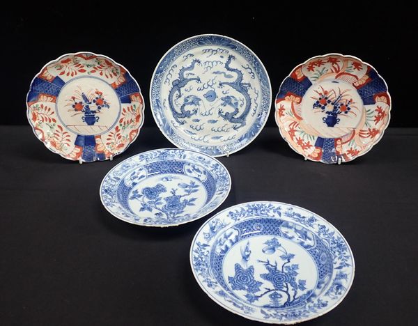 CHINESE PORCELAIN BLUE AND WHITE DISHES AND A PLATE