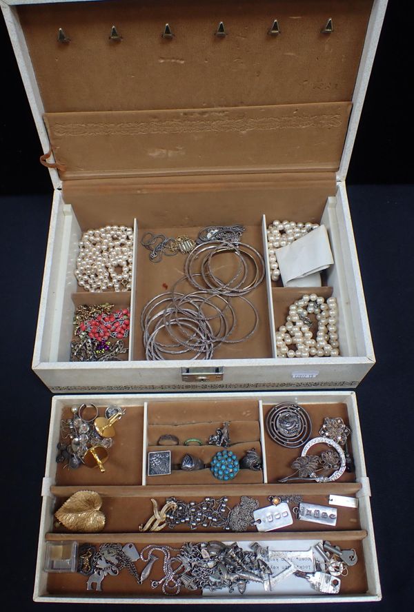 A COLLECTION OF COSTUME JEWELLERY