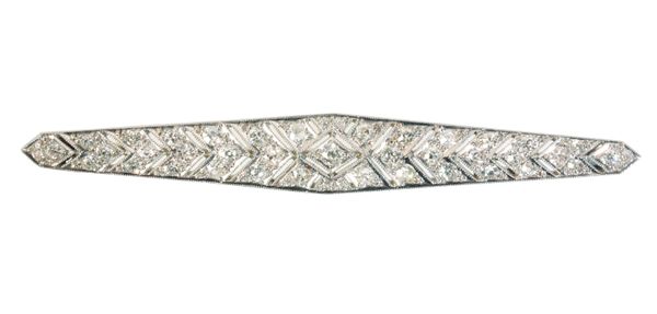 AN EDWARDIAN 18CT AND PLATINUM DIAMOND BAR BROOCH