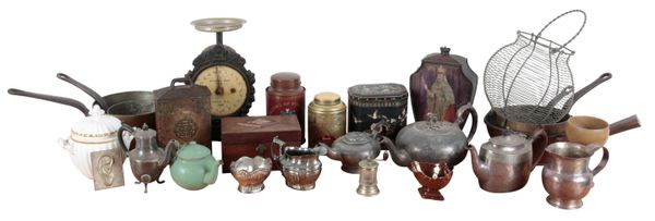 A LARGE COLLECTION OF KITCHENALIA