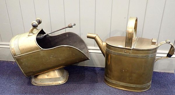 A LARGE VICTORIAN BRASS HOT WATER CARRYING CAN