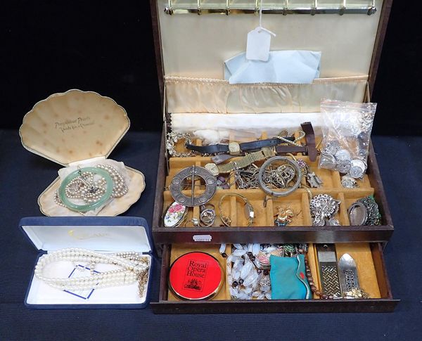 A QUANTITY OF COSTUME JEWELLERY