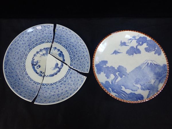 A CHINESE PORCELAIN CHARGER
