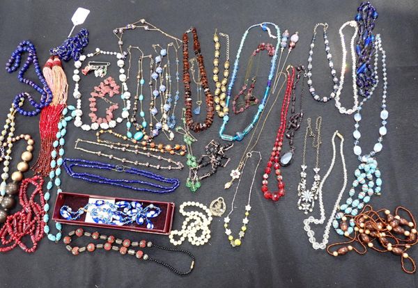 A COLLECTION OF VINTAGE AND MODERN BEAD NECKLACES