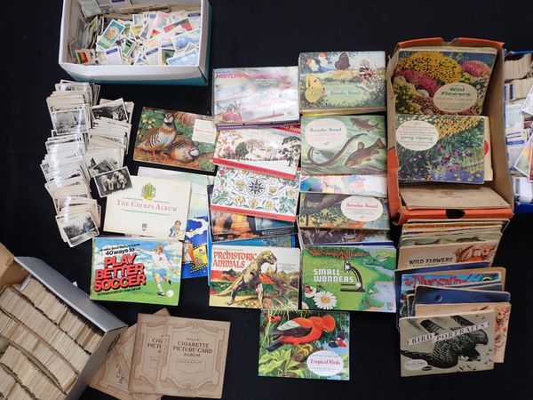 A QUANTITY OF LOOSE CIGARETTE CARDS