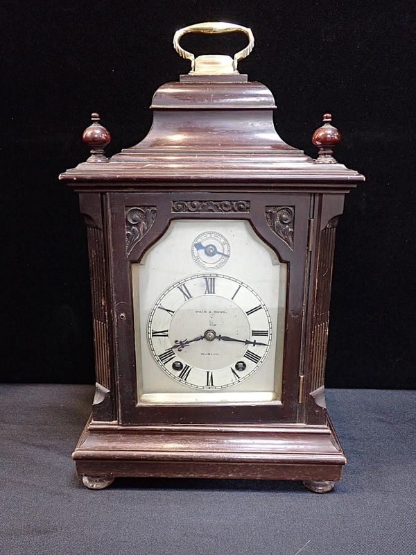 AN EDWARDIAN MAHOGANY CASED BRACKET CLOCK