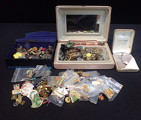 A QUANTITY OF COSTUME JEWELLERY