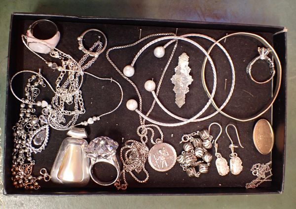 A QUANTITY OF SILVER JEWELLERY