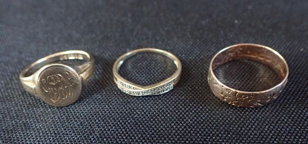 A 9ct GOLD SIGNET RING