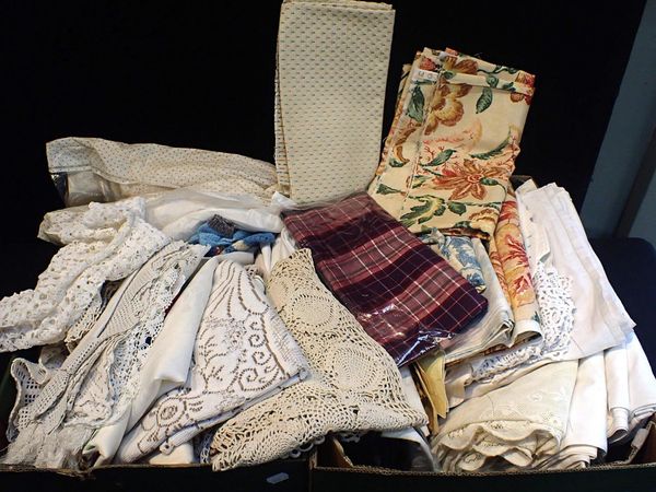 A QUANTITY OF VINTAGE LINENS
