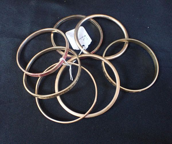 A 9ct GOLD BANGLE