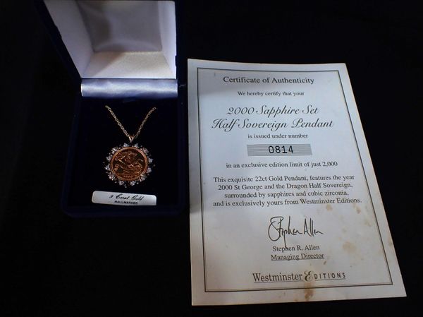 A 2000 GOLD HALF SOVEREIGN SAPPHIRE SET PENDANT