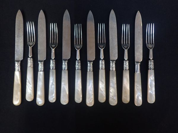 A SET OF SIX SILVER DESSERT KNIVES AND FORKS