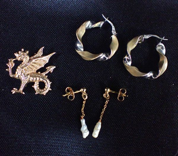 UNMARKED YELLOW METAL DRAGON BROOCH