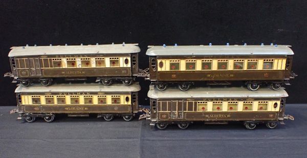 FOUR HORNBY 0 GAUGE PULLMAN COACHES