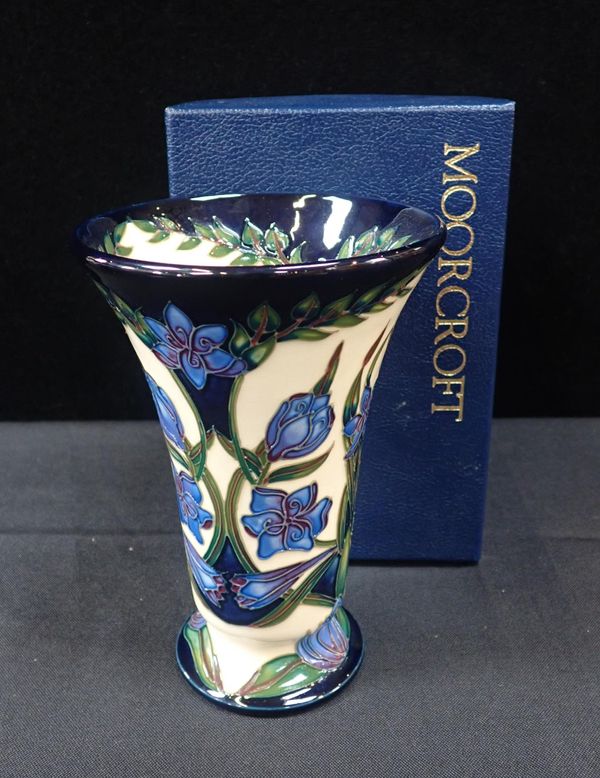 MOORCROFT: A KAFFIR LILY PATTERN TWO STAR COLLECTOR'S VASE
