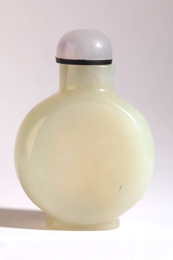 A CHINESE JADE SNUFF BOTTLE