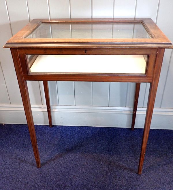 AN EDWARDIAN MAHOGANY BIJOUTERIE TABLE