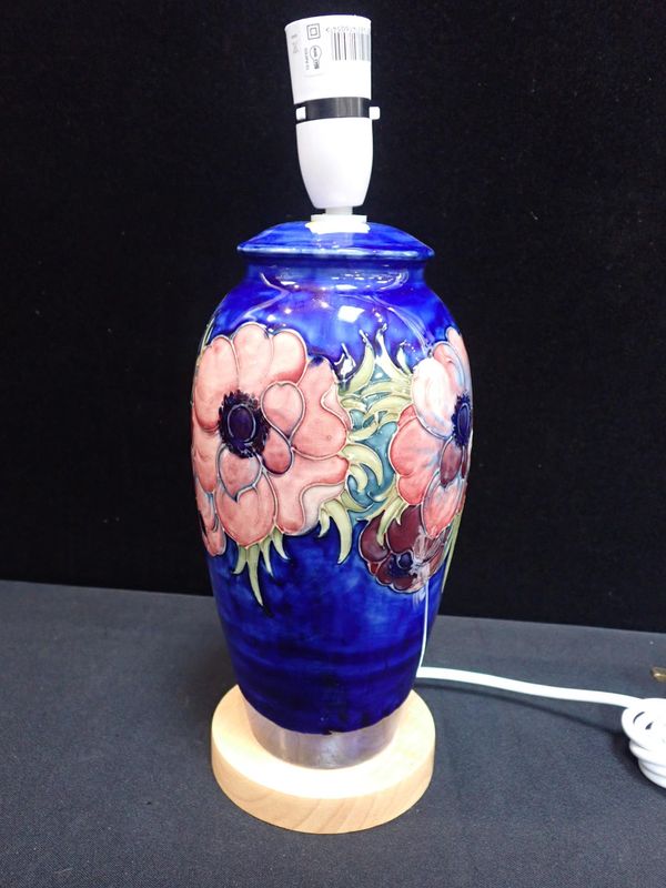 MOORCROFT: AN ANEMONE TABLE LAMP