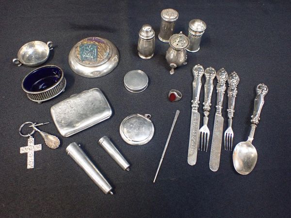 A QUANTITY OF SMALL SILVER AND WHITE METAL