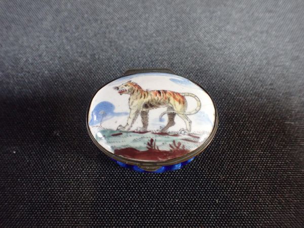 AN ENAMEL PILL BOX, DECORATED WITH A TIGER