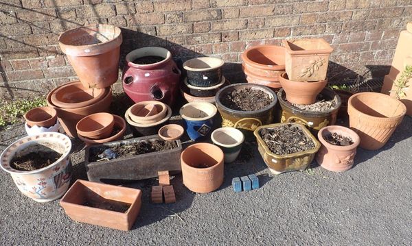 A QUANTITY OF GARDEN POTS