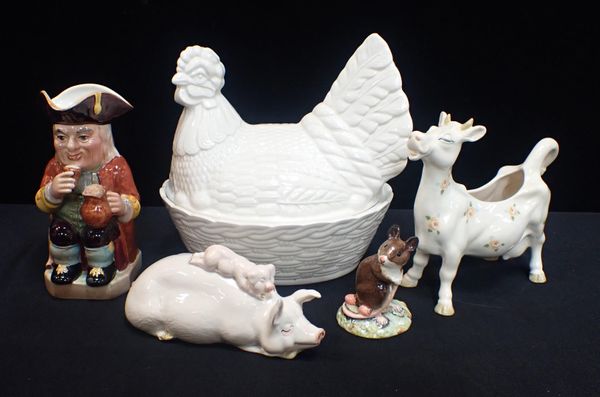 BESWICK: A MOUSE, HOLDING HIS TAIL