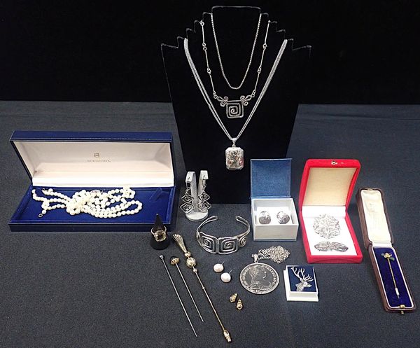 A QUANTITY OF JEWELLERY