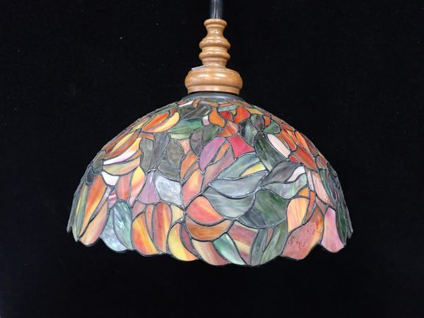 A STAINED GLASS TIFFANY STYLE PENDANT LIGHT